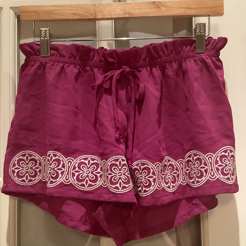 Kohl’s About A Girl junior’s pink and white patterned linen shorts XS